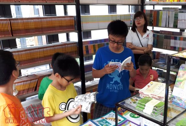 Khai trương 'Phố sách Hà Nội', nườm nượp người thăm quan, mua sách ảnh 8
